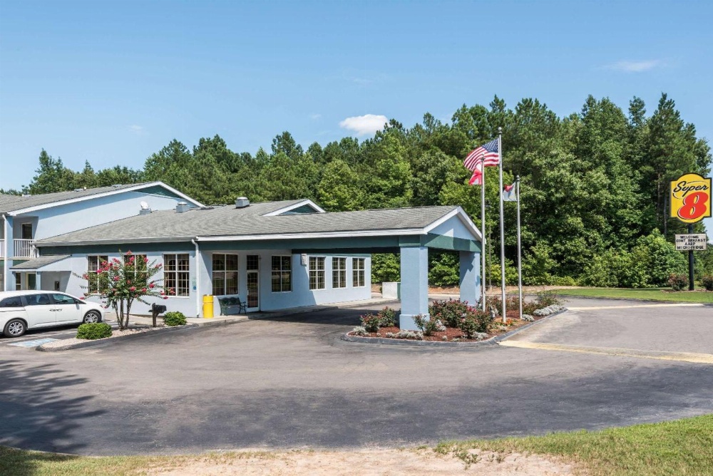 Super 8 by Wyndham Fayetteville Main image